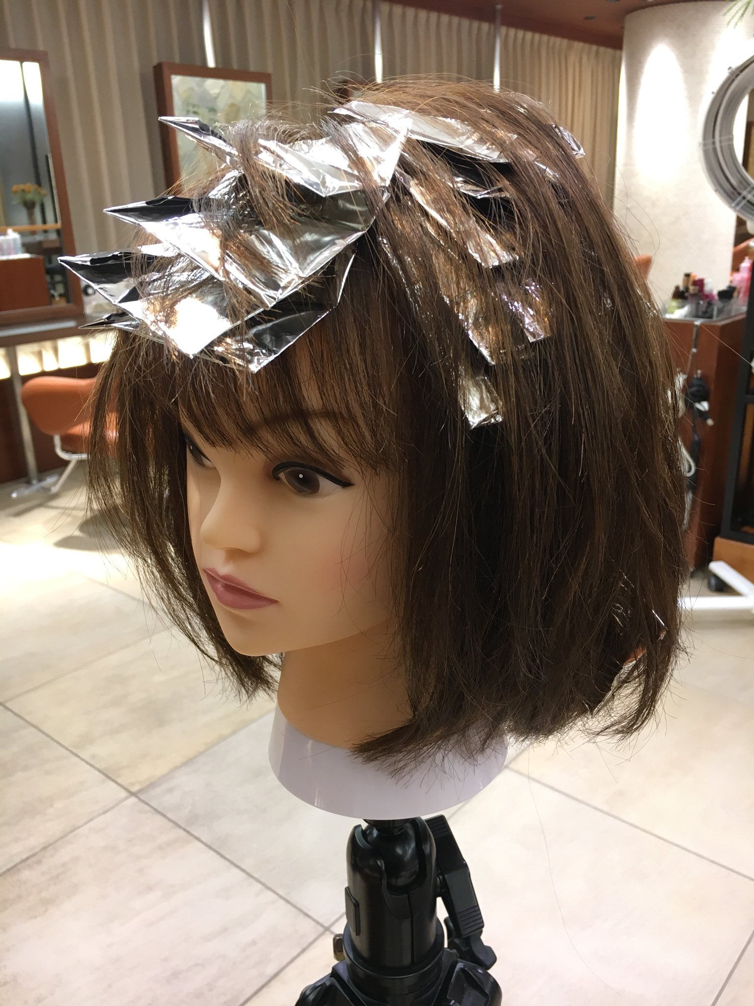 デイバイデイ 最近ホイルワークの練習を始めました マニュアルを教えてもらいながら入れていますが 綺麗に入れるためにはどこをどうするか等細かく決まっていてとても難しいです 毎日練習頑張ります サロンを知る ヘアドゥ津田沼 ホイルワーク