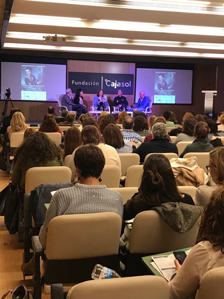 polprsevilla's tweet photo. La @policia participando en las "Jornadas Infancia y Adolescencia" (Taller de acoso y ciberacoso escolar) organizadas por el @DefensorAndaluz. Formando a los profesionales que trabajan con menores y adolescentes https://t.co/BovWiLtlpX