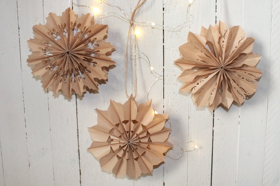 vbshobby's tweet photo. In nur wenigen Minuten deine eigene Weihnachtsdekoration basteln? Klar, geht das!
Die Papiersterne sind dieses Jahr total im Trend und benötigen nicht viel Material.

Eine Anleitung zu den Sternen aus Papiertüten findet ihr hier: https://t.co/X8QU5VtS65
#weihnachten #deko #diy https://t.co/g6iXj0N5QG