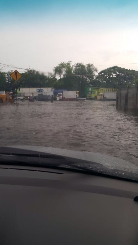 RosytaAng's tweet photo. @e100ss Dumar Industri dan Margomulyo dua arah banjir dan super padat https://t.co/LYk0cFS9kL