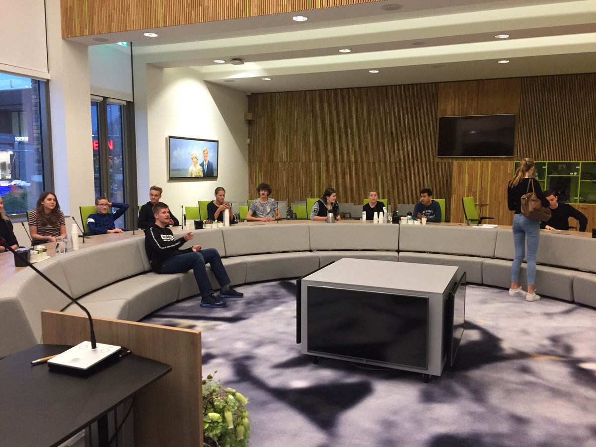 Vanochtend leerlingen van Martinus college welkom geheten. Leerlingen gingen in de raadszaal met elkaar in debat als volleerde politici.