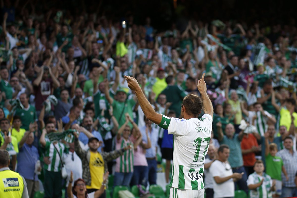 RealBetis's tweet photo. ¡Tenemos un reto! 🎯 ¡Ayudemos todos a romper esta mala racha! 💪💚

Si llegamos a 3.000 RT y 3.000 FAV... ¡¡sorteamos 3️⃣ entradas dobles!! 🔮🎫 https://t.co/paWuOeFpj4
