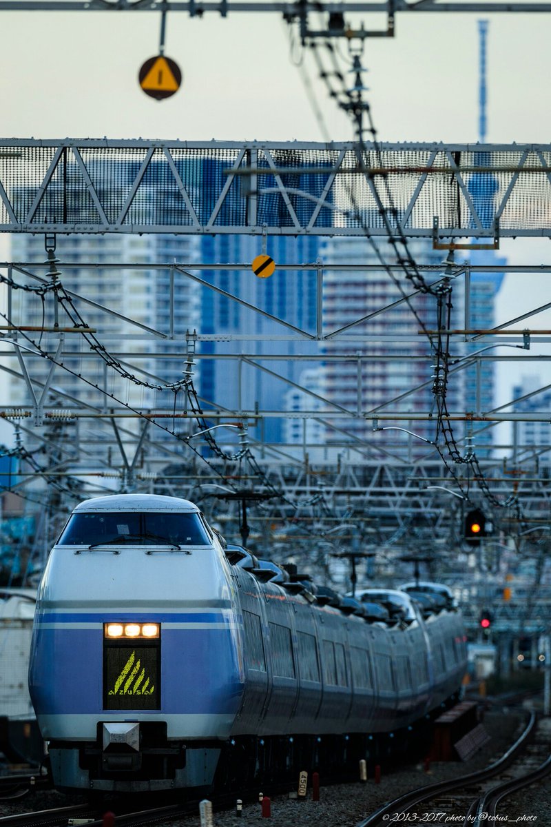 都バス 中央線特急から引退の近いe351系 新宿からわずかに離れたスカイツリーをバックに 都バス 中央線特急から引退の近いe351系 新宿からわずかに離れたスカイツリーをバックに