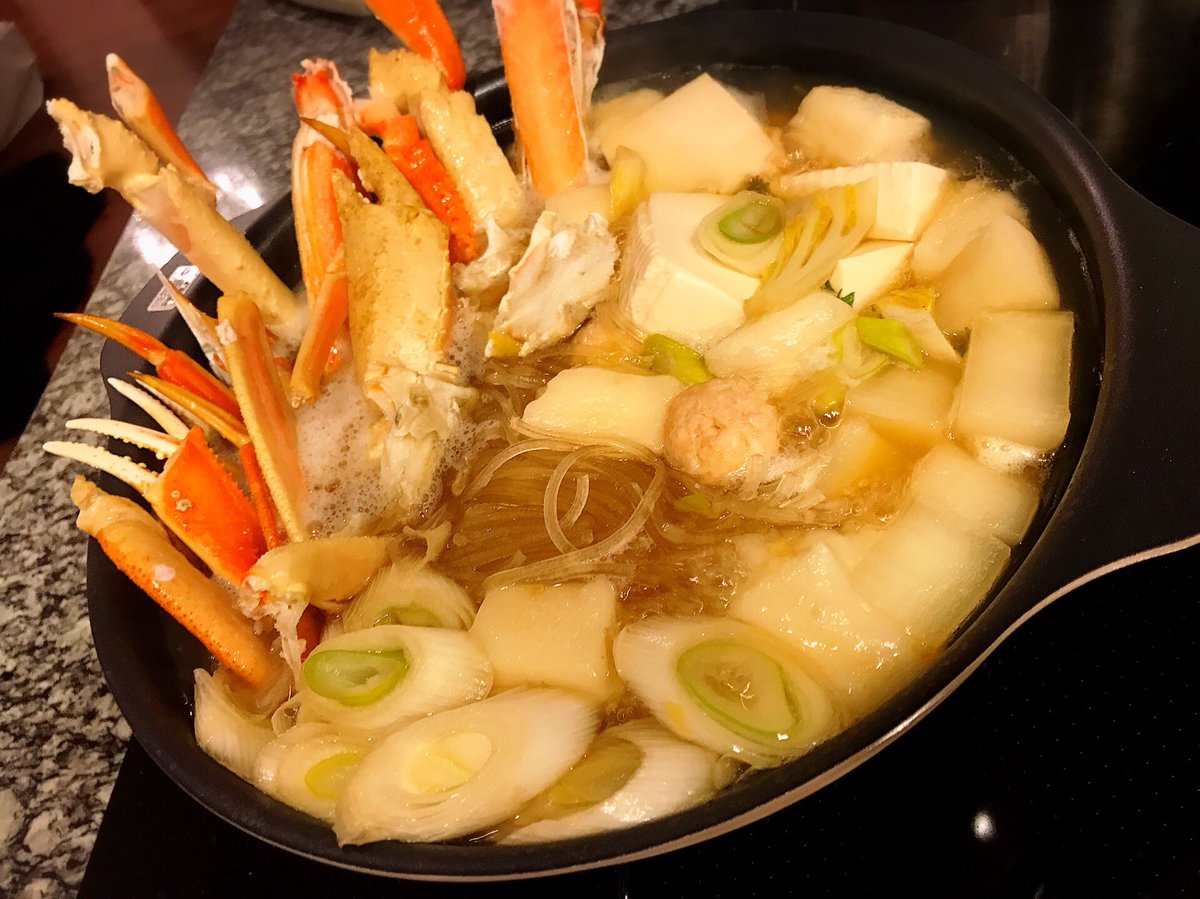 不定期まふごはん

北海道カニ鍋を作りました！
カニは使わない部分は焼いてから炊くことで出汁をとって、濃厚なカニスープのできあがり
お魚はタラ、隠し味に生姜が入ってるよ...あたたまるねえ..(*´・ω・｀*)

最近お鍋いっぱいにスープ類を作って数日かけて食べてる！栄養満点！