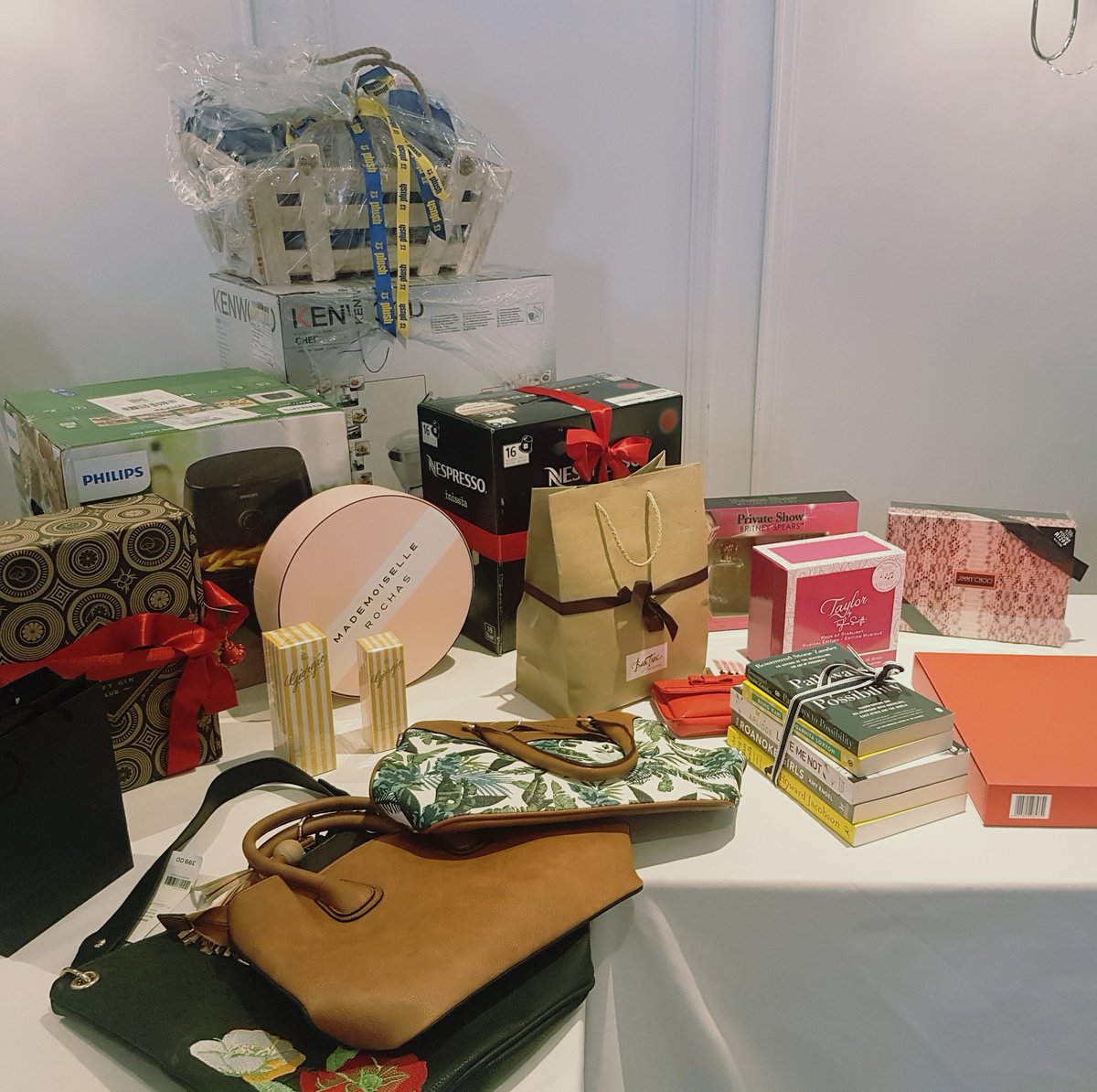 GoodHouseSA's tweet photo. Christmas has truly come early this year for #GHVeryMerry guests! These amazing prizes are all up for grabs in the raffle! Make sure you get lots of tickets to up your chances! https://t.co/LMF1vYrAXH