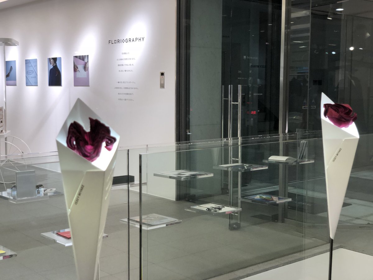 Nobi Hayashi 林信行 Auf Twitter イッセイミヤケ青山のfloriography 生地で作られた花のコサージュ やイヤリング も その展示もステキでした 恋人や家族へのギフトに最適 段々 人気の色形から売れてしまってるので粋なギフトを贈りたい人は是非早めに T