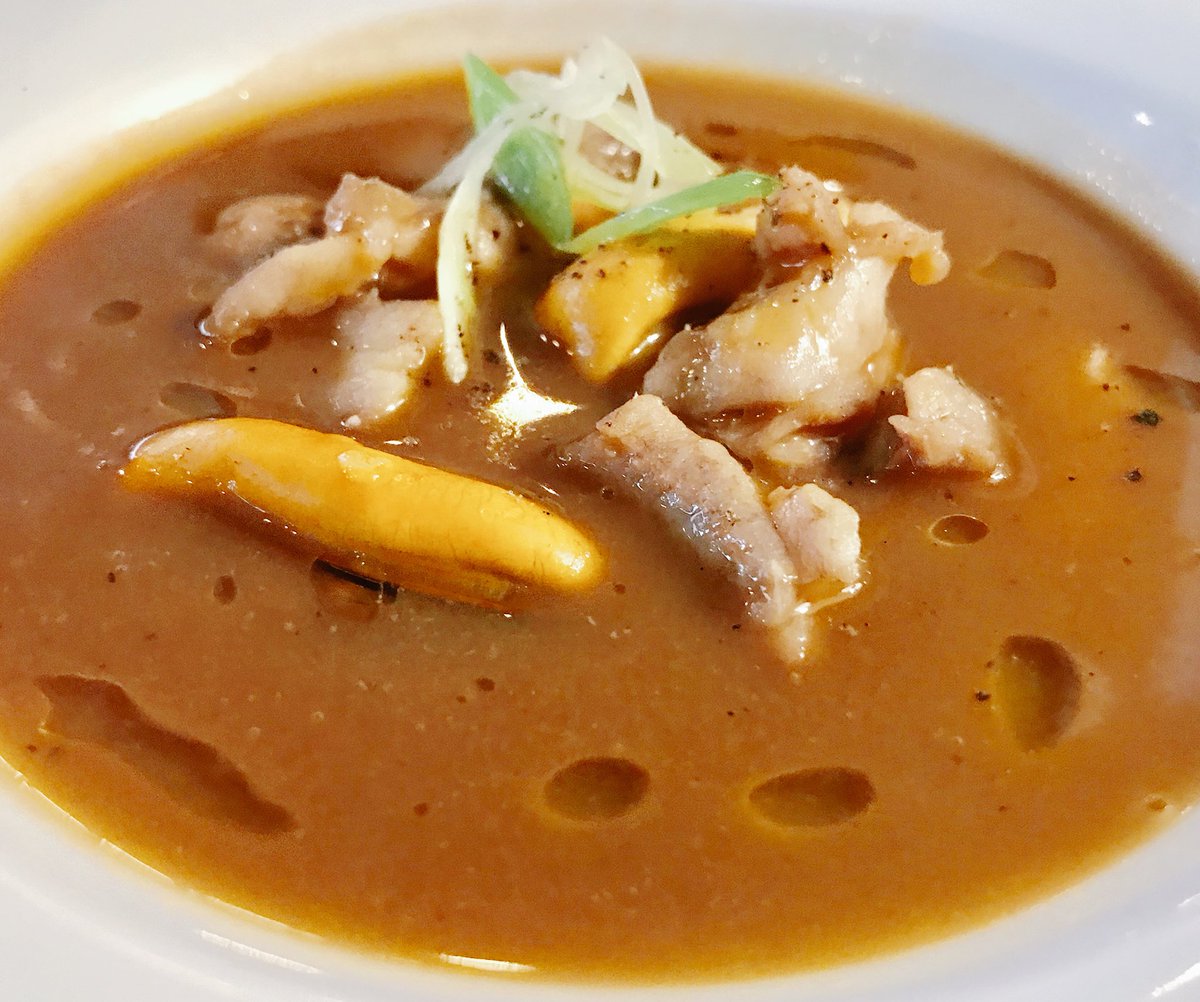 Dos pistas en Sevilla, <a href="/gallinerosandra/">Gallinero de Sandra</a> y #TaperíaElDisparate. Bocados mediterráneos, pescados y setas🍄  40/50€ P7  elviajero.elpais.com/elviajero/2017…