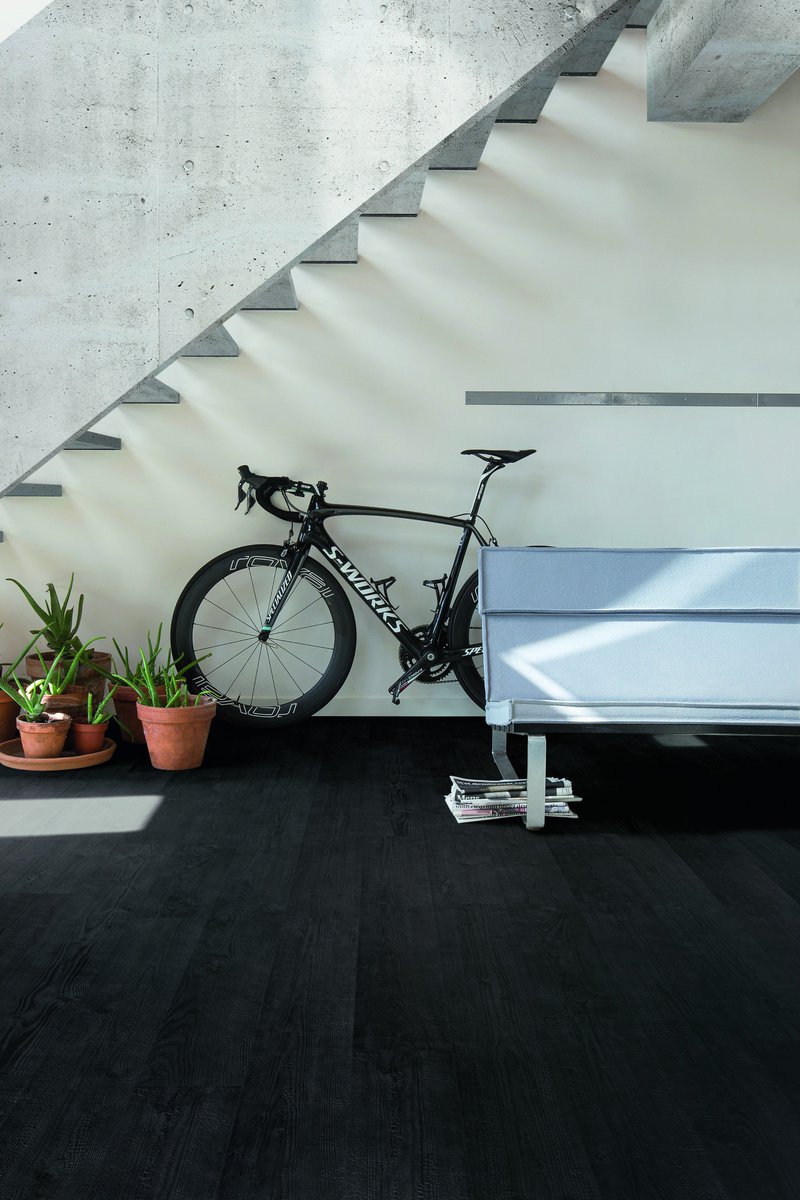 A dark floor can be a spectacular way to turn your interior upside-down. On #BlackFriday, we look at the biggest benefits.