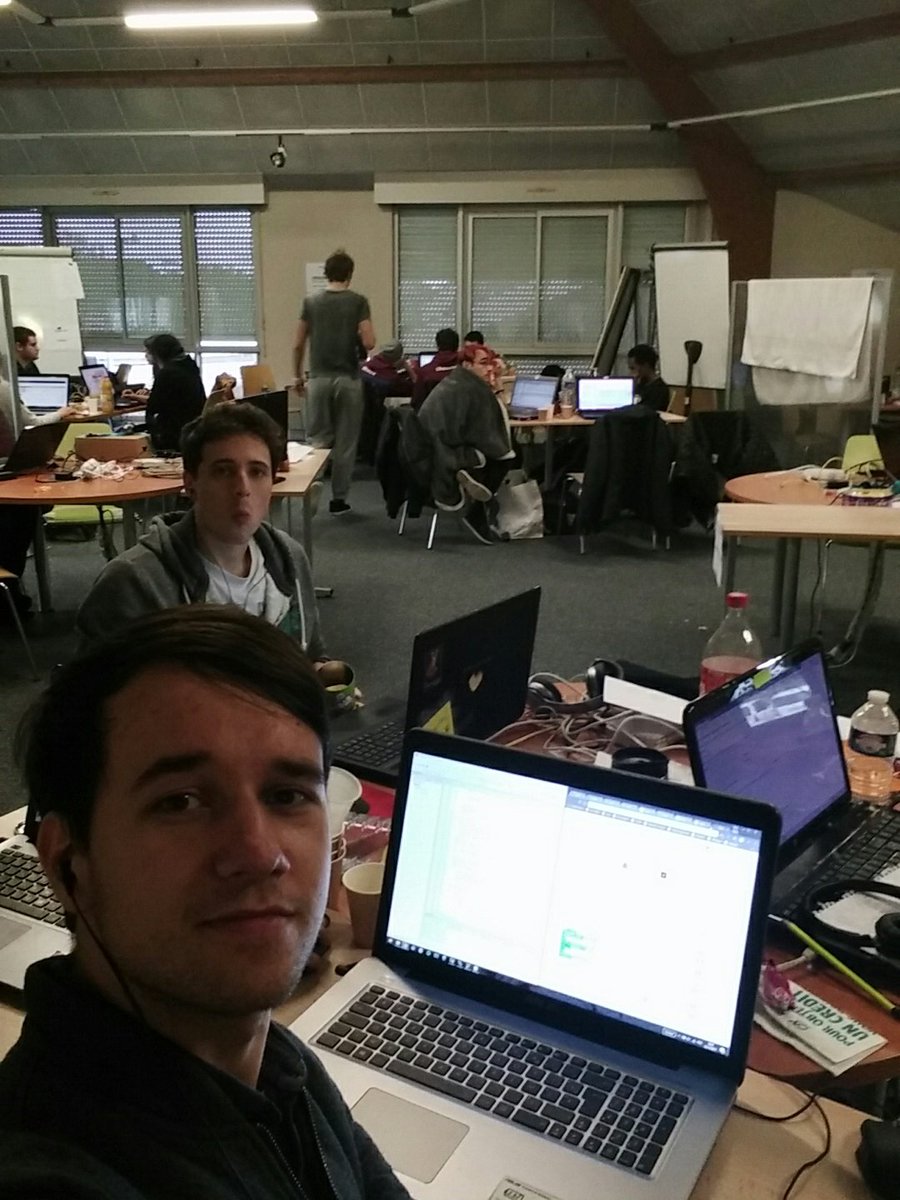 gameOfOzone's tweet photo. Debout depuis 26h mais pas le temps de dormir ! H-6 #fautBosser #AFond #DerniereLigneDroite #Design4Green https://t.co/vnBEXAqIjZ
