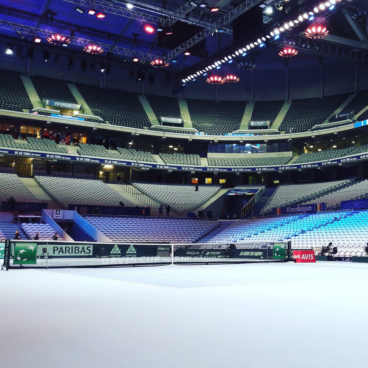 DecathlonArena's tweet photo. H-4 avant la finale de @DavisCup #FRABEL au @StadePM. Soyez prêts #TousEnBleu ! #TeamFranceTennis 🇫🇷 #DavisCup #SPMLIVE https://t.co/UUExkHOAZy