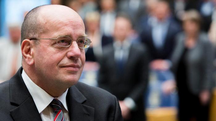 Voormalig staatssecretaris Fred Teeven wil niet lijdzaam op een baan wachten en gaat aan de slag als buschauffeur dlvr.it/Q2cGKb