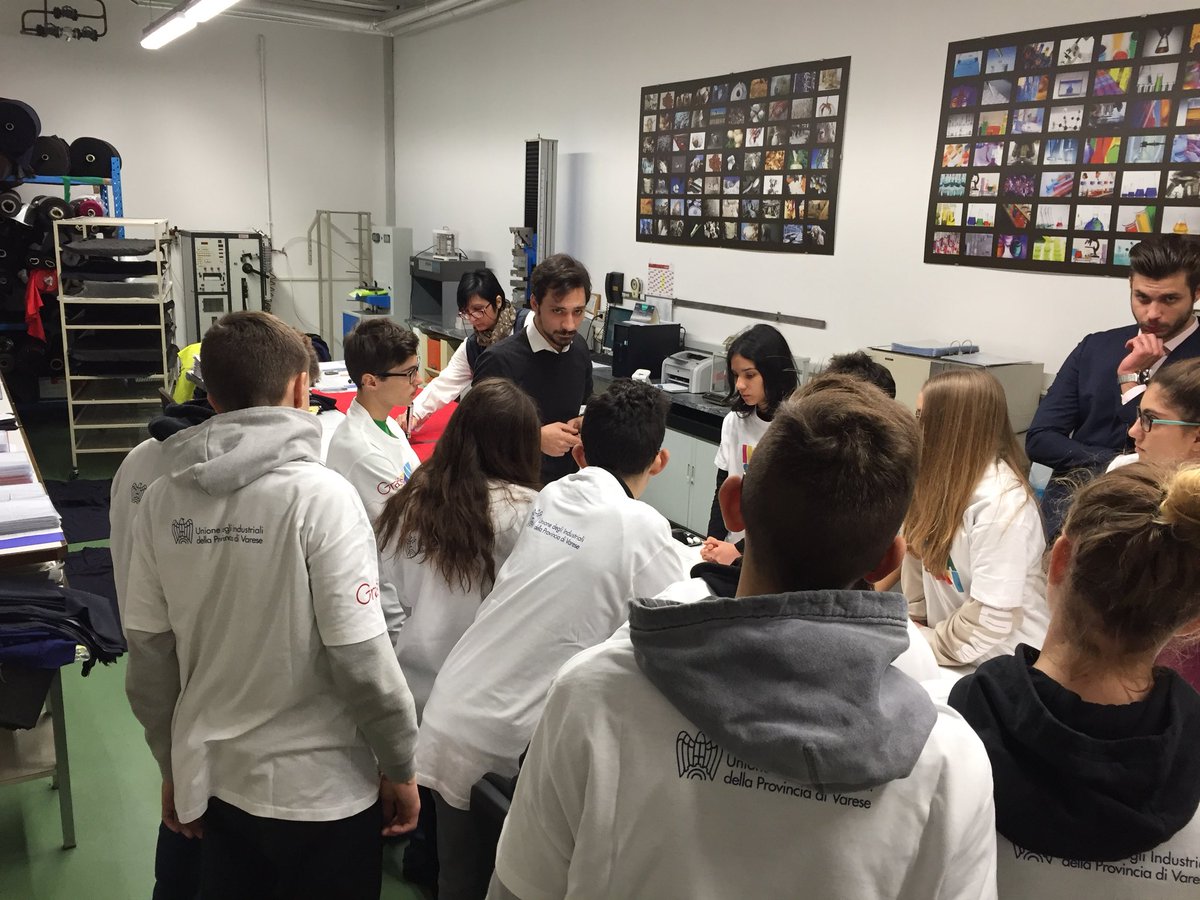 Grassi1925's tweet photo. I ragazzi del #PMIDAY2017 visitano il nostro laboratorio! #pmiday #grassi1925 https://t.co/dVP76La0oa