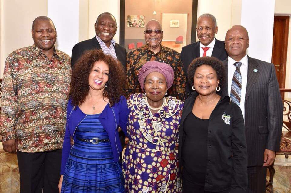 AdvDali_Mpofu's tweet photo. If you needed any further proof that NOTHING new will EVER come out of the ANC...Capture these moments!
#SameWhatsAppGroup
#StateOfSupper https://t.co/17wOA8Yqy3