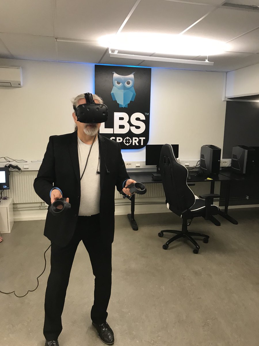 LBSThn's tweet photo. Just nu är det några nyfikna lärare som testar på att se filmer i VR! https://t.co/9wxexJONtd