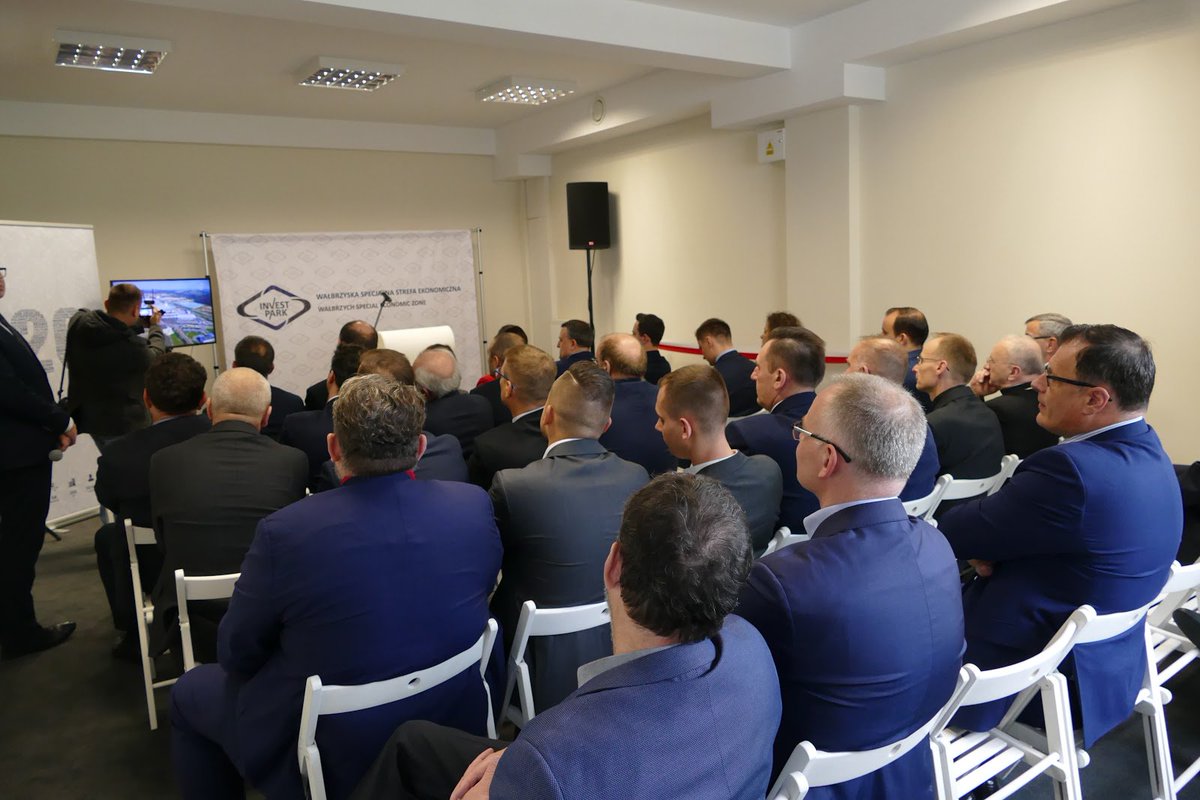 12stopni's tweet photo. Zachęcamy do obejrzenie naszych #mebli które pracowały w podczas otwarcia biura @WalbrzyskaSSE w Opolu. Wśród zaproszonych gości m.in @JEmilewicz @MarcinOciepa 

#mebleEventowe #Opole #investpark #12stopnipl https://t.co/Q9h4aTtVbX