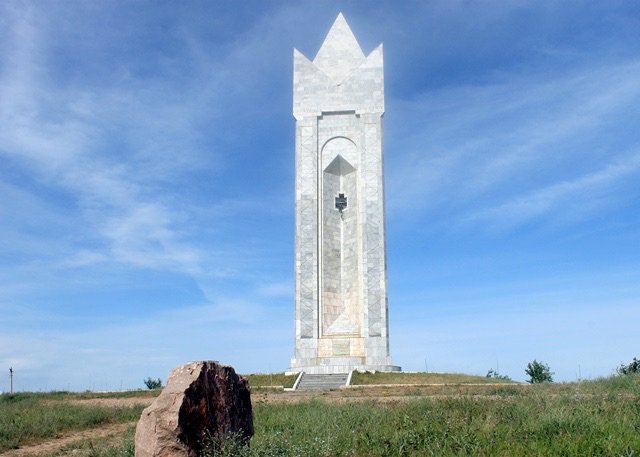 В 1726 году на левобережье долины реки Бадам собрались на великий курултай представители всех трех казахских жузов. Именно здесь на #Ордабасы бывшие разрозненными многочисленные казахские племена объединились, чтобы противостоять джунгарам goo.gl/TrgC9B #руханижаңғыру