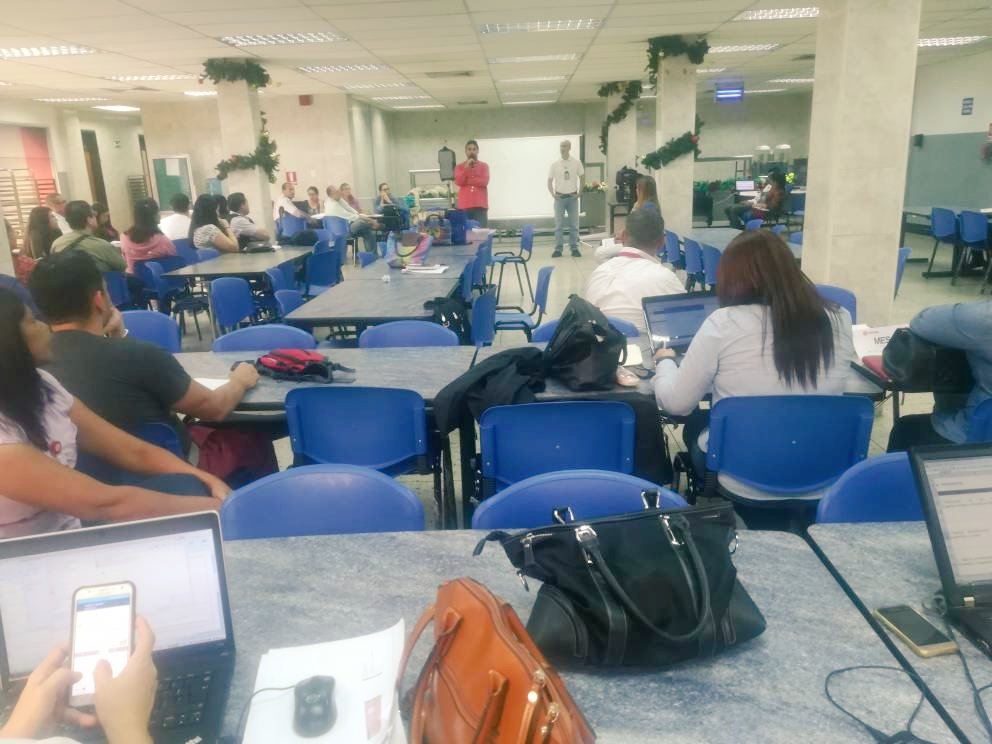 RLeon_PDVSA's tweet photo. Presentes junto a la clase trabajadora debatiendo Transformación estructural de PDVSA. 

Asamblea en Planta de llenado Yagua. Trabajadores de Mercado Nacional y Empresa Nacional de Transporte 

Tercera Etapa | Plan Estratégico Socialista | PES 2016 2026 @NicolasMaduro #24Nov https://t.co/CSZ7B3EfJv