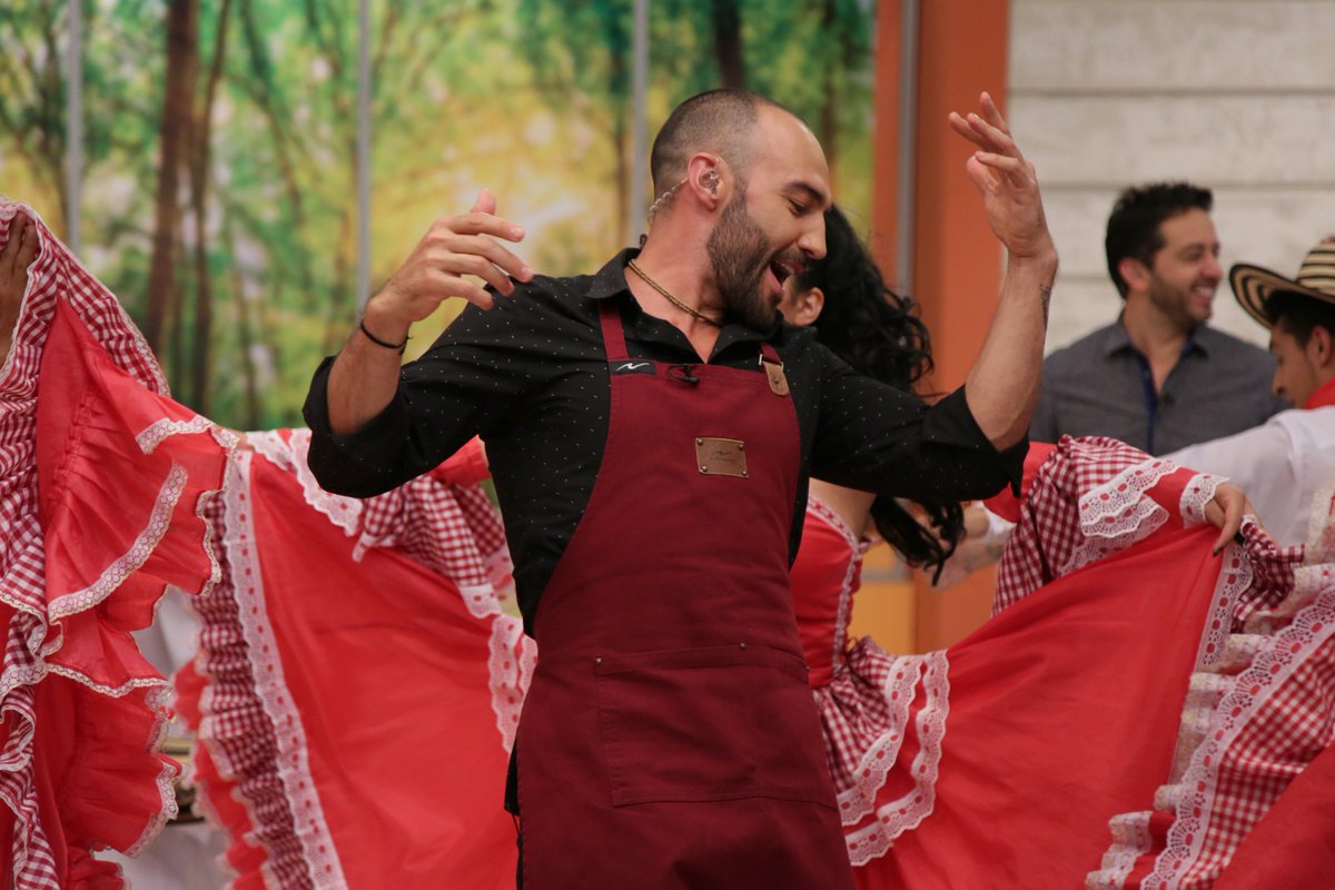 ¡Así gozaron <a href="/MisterMarin1111/">Carlos Marin</a> y <a href="/Leo_Cocinero/">Leonardo Moran</a> con la cumbia! Puedes vernos en bit.ly/2h2cGVG