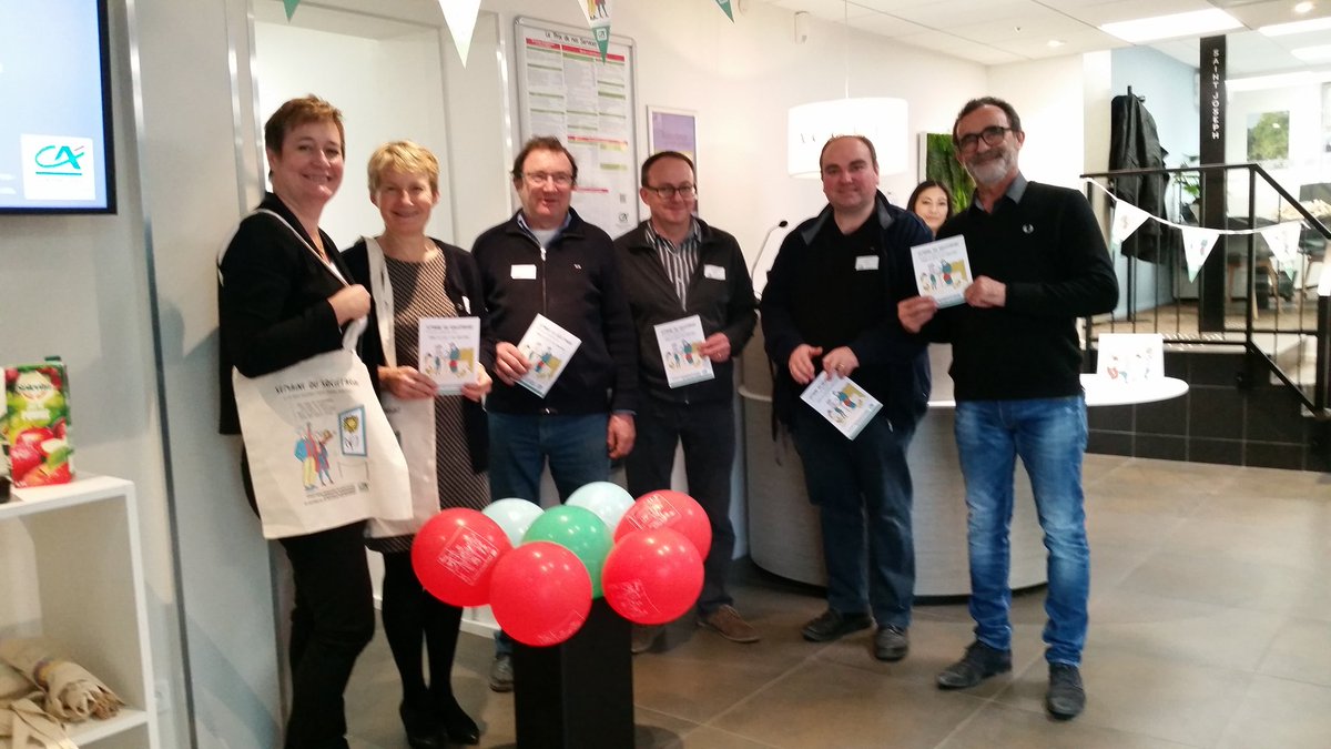 #Semaine du societariat Davezieux le président et les administrateurs. .dans la bonne humeur cafés et gâteaux offerts <a href="/ca_centrest/">Crédit Agricole Centre-est</a>
