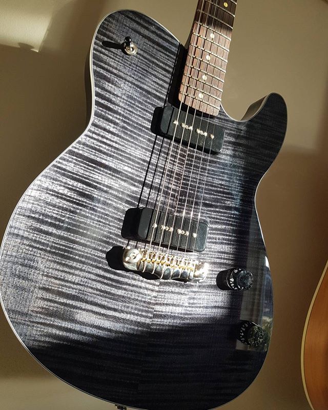 ThroBakdotcom's tweet photo. #schroederguitarhardware #throbakelectronics 📷: @lensen_guitars https://t.co/QU7TEq2ZOT