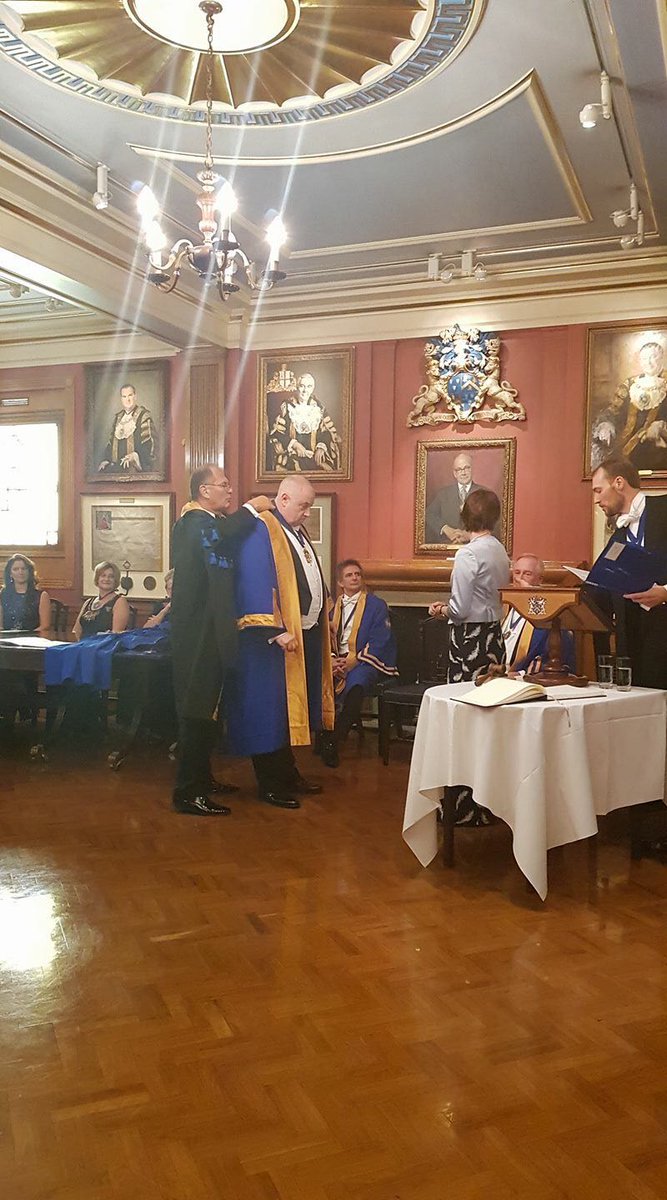 IndEntNet's tweet image. Really proud to be at the installation of The Guild of Entrepreneurs  @G_Entrepreneurs new Master @leerobertsonIQ who rang the Dan Doherty memorial bell. Master of @marketors announced an amazing charitable donation to the Dan Doherty Memorial School too!