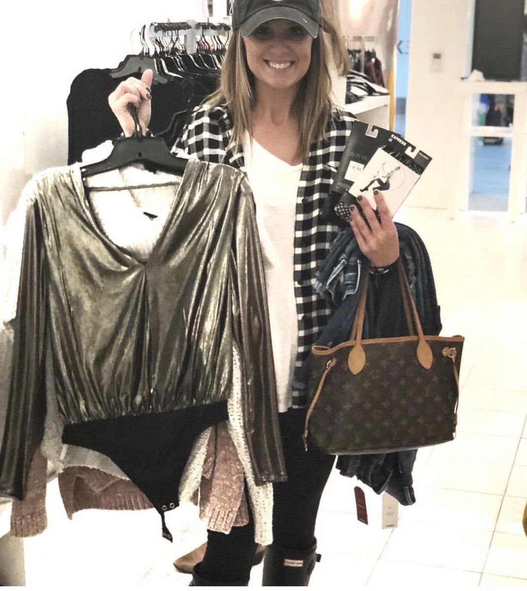 Black Friday is underway and Jamie is being wayyy irresponsible 🙈🤷‍♀️ #thelifestyleloop #blackfriday2017 #alltheclothes