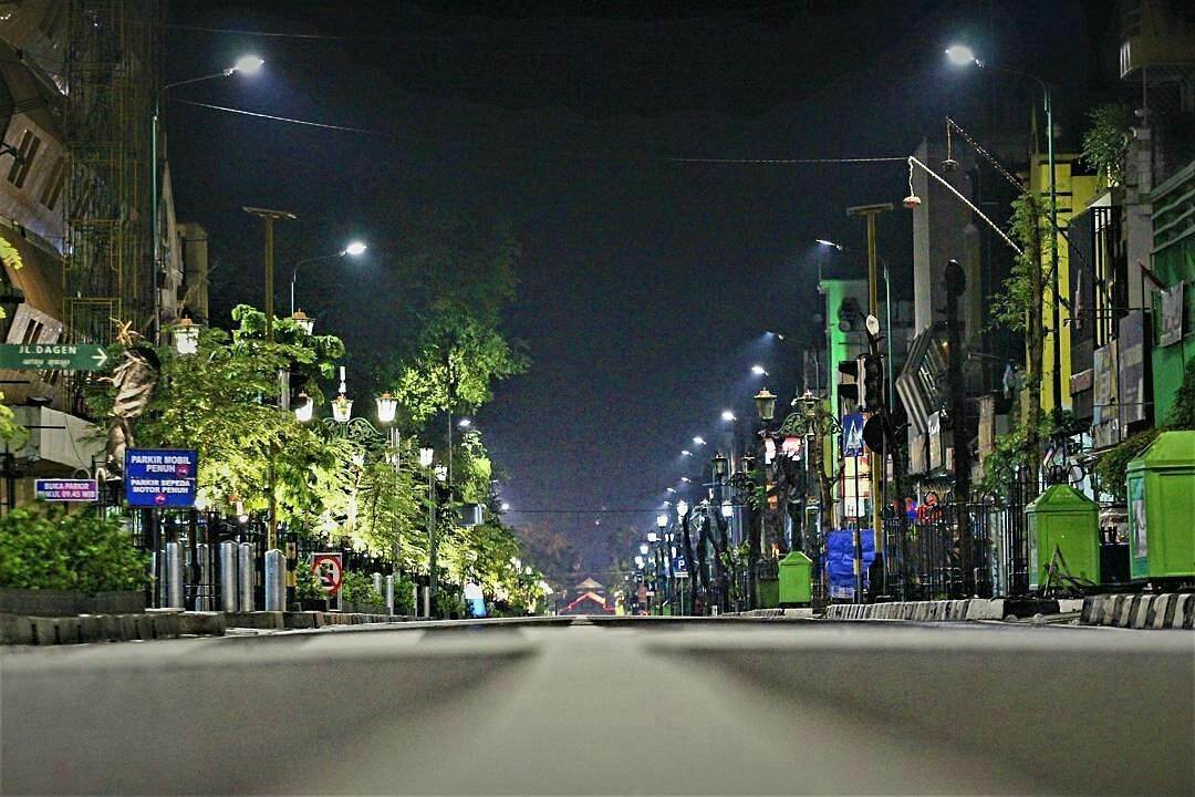 Makin malam makin istimewa. Coba tebak ini dijalan apa___?

foto IG: shoot_43