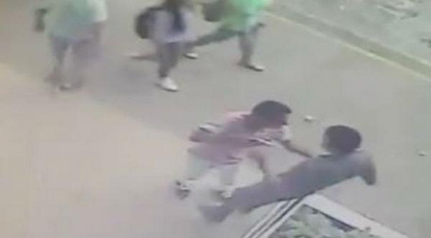 DiarioContraste's tweet photo. Así asesinaron a un joven por negarse a entregar su celular a las afueras de una clínica de Maracay (Video) #23Nov https://t.co/j1FPiaTi1x https://t.co/pDTmU31Ln1