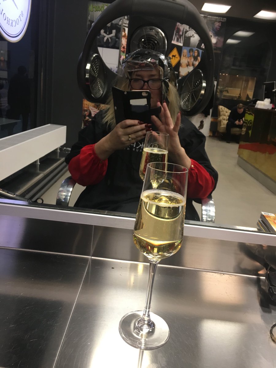KSoffiantini's tweet photo. Nu snackar vi fredag 🥂🎉🍾#creativeheadz https://t.co/HRC43fYUAl