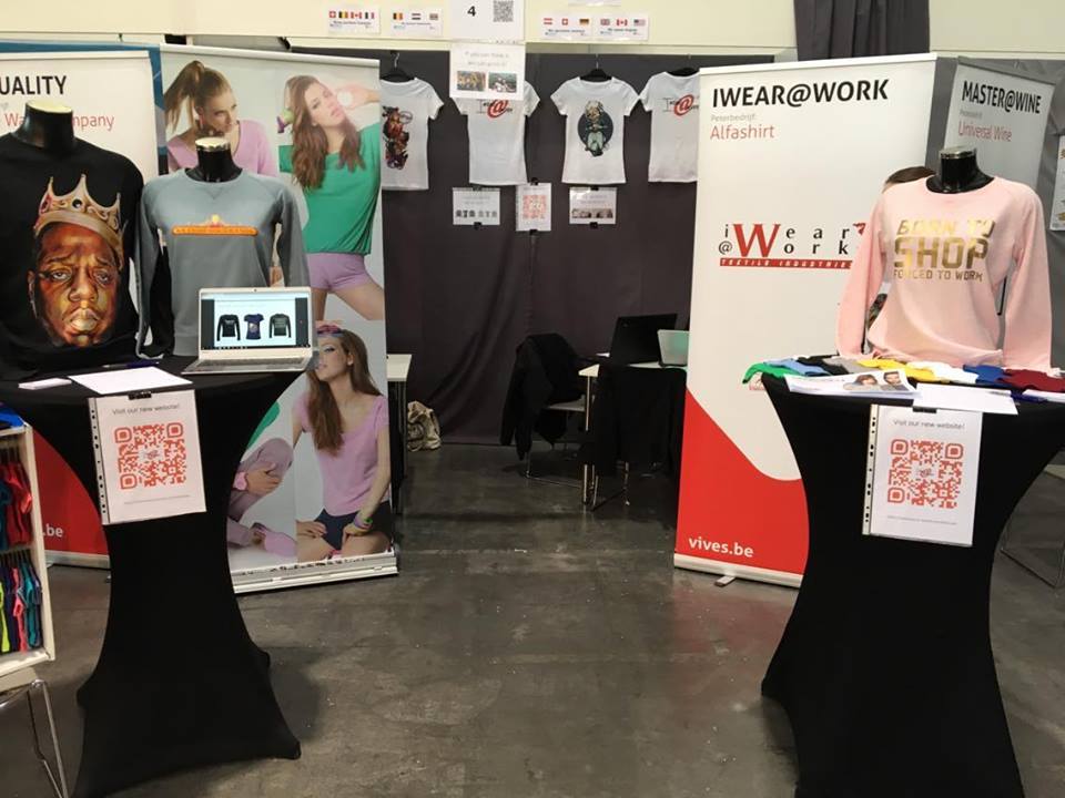 alfashirt's tweet photo. De beursstand van iWear@Work in Sinsheim ziet er fantastisch uit. Hiervoor werden ze zelfs genomineerd voor de mystery shopping award waar ze de tweede plaats haalden. Het oefenbedrijfje van deze studenten werd begeleid door Anthony Van Hees, onze commercieel verantwoordelijke. https://t.co/ewlTEwSepc