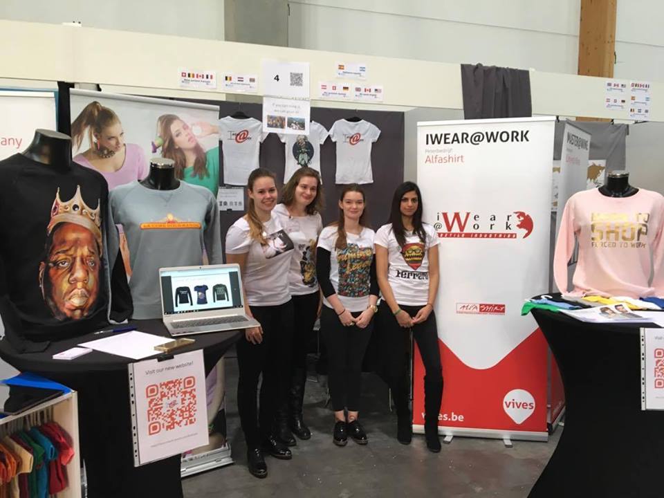 alfashirt's tweet photo. De beursstand van iWear@Work in Sinsheim ziet er fantastisch uit. Hiervoor werden ze zelfs genomineerd voor de mystery shopping award waar ze de tweede plaats haalden. Het oefenbedrijfje van deze studenten werd begeleid door Anthony Van Hees, onze commercieel verantwoordelijke. https://t.co/ewlTEwSepc