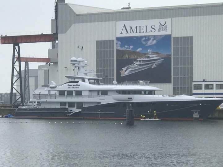 NautibuoyMarine's tweet photo. M/Y Gene Machine using their #Nautibuoy Sport 675 Diamond to best effect to clean the top sides, post yard period with @AmelsNews @YachtingHolland #amels #shipyard #superyacht #dutchyachting #floatingplatforms #MyNautibuoy https://t.co/MOrP1HCl6z