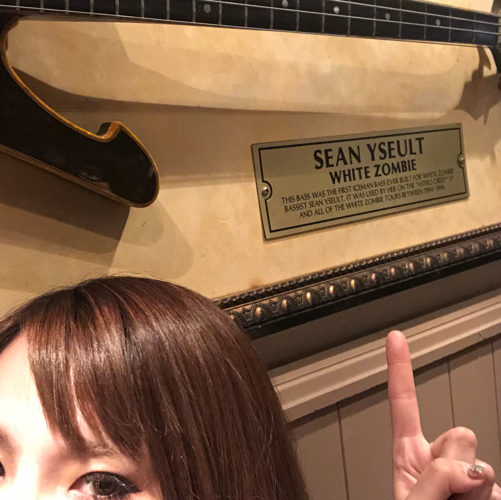 Rosana Miho Lovebites We Re Eating Lunch At Hard Rock Cafe London Midori And Me Share A Hamburger And I M Drinking Beer Now Only Me Lol With Sean Yseult S Bass Hard Rock Cafeでランチ ホワイトゾンビのシーンのベースのお席でした Rosana Miho Lovebites We Re Eating Lunch At Hard Rock Cafe London Midori And Me Share A Hamburger And I M Drinking Beer Now Only Me Lol With Sean Yseult S Bass Hard Rock Cafeでランチ ホワイトゾンビのシーンのベースのお席でした
