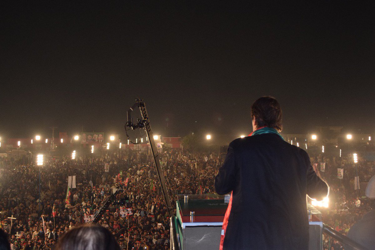 ImranKhanPTI's tweet photo. Hafizabad full of junoon today. They all knew the answer "corruption" when I repeated NS's wailing question "Mujhe Kyun Nikala". Corruption destroys the very fabric of society &amp; is a major cause of inflation and unemployment pulling down our nation https://t.co/tKI7A99wn7