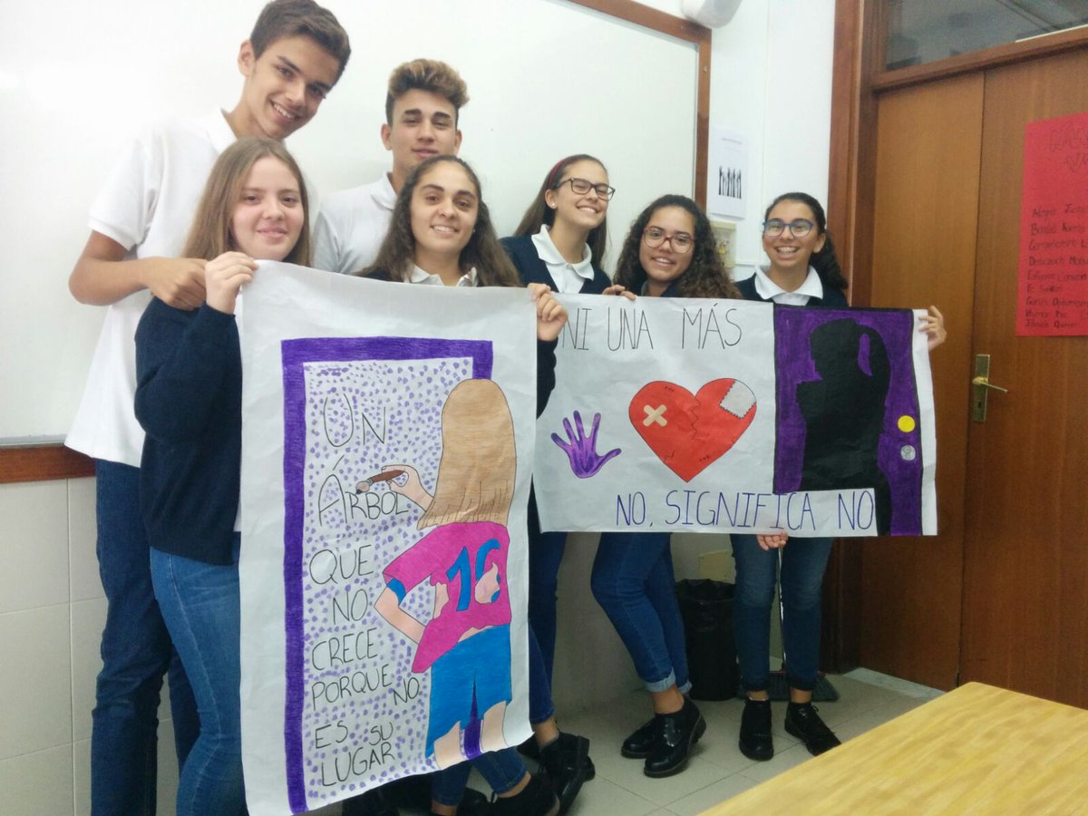 jcsosvilla's tweet photo. Hoy en el colegio @buenconsejoll recordamos la  violencia contra las mujeres creando carteles con Puertas Violetas. Gracias @RozalenMusic por tu canción. #violenciadegénero https://t.co/RvbpAvdZAw
