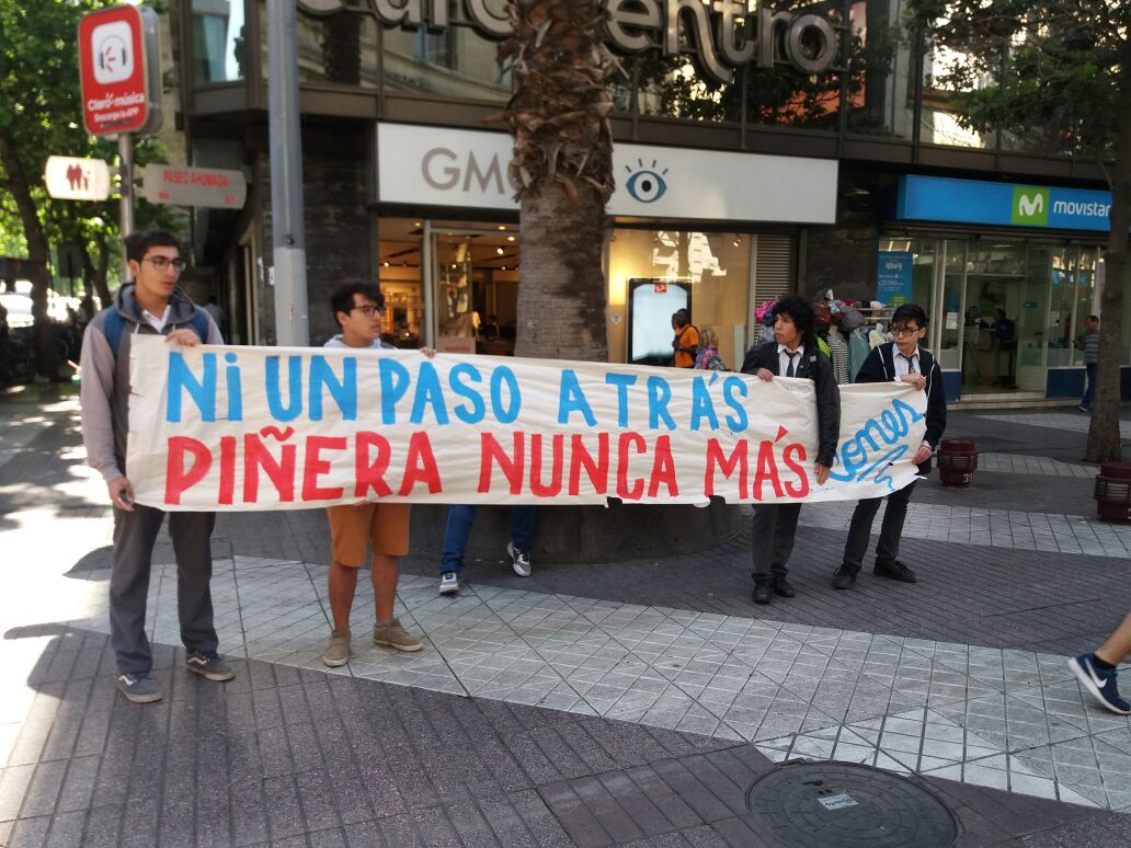 jjcc_chile's tweet photo. Hoy los estudiantes secundarios estuvieron volanteando para plantear que un nuevo gobierno de Sebastián Piñera sería un retroceso para todos los avances que se han conseguido. Saludamos la iniciativa y los invitamos a twittear usando #CONESContraPiñera https://t.co/0WQmmUqf1q