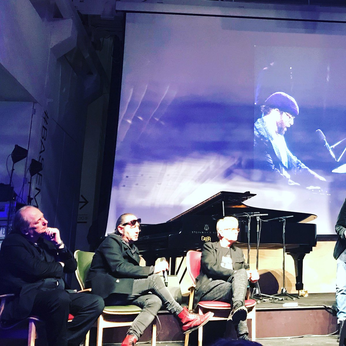 rossyssima80's tweet photo. “Intanto un mistico 
Forse un aviatore 
Inventò la commozione 
E rimise d'accordo tutti” 🙏🏼
#comeprofondoilmare 
#luciodalla 
#lucacarboni
@lucacarboni @roncellamare https://t.co/juBvRXl5ih