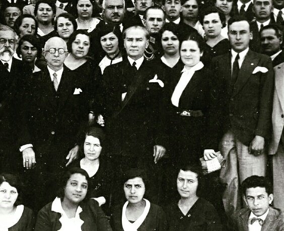 bandirmamit's tweet photo. Başöğretmen Mustafa Kemal Atatürk başta olmak üzere, üzerimizde emeği geçen ve geleceğimizi emanet ettiğimiz tüm öğretmenlerimizin "Öğretmenler Günü Kutlu Olsun"  #24KasımÖğretmenlerGünü https://t.co/wJkJ5iOCHg