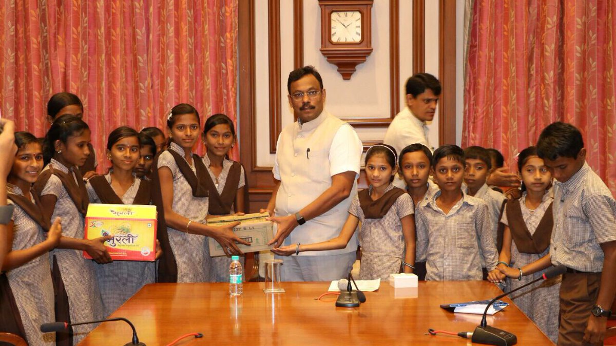 TawdeVinod's tweet photo. It was a delight to interact with the young students studying in Nikumbh, Dhule. They openly shared their experiences of getting to learn about the world with digital tools provided in their school. It was rewarding to see the positive impact of educational innovations firsthand. https://t.co/cbSixwRqNO