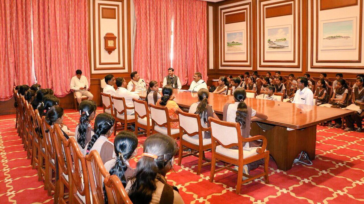 TawdeVinod's tweet photo. It was a delight to interact with the young students studying in Nikumbh, Dhule. They openly shared their experiences of getting to learn about the world with digital tools provided in their school. It was rewarding to see the positive impact of educational innovations firsthand. https://t.co/cbSixwRqNO