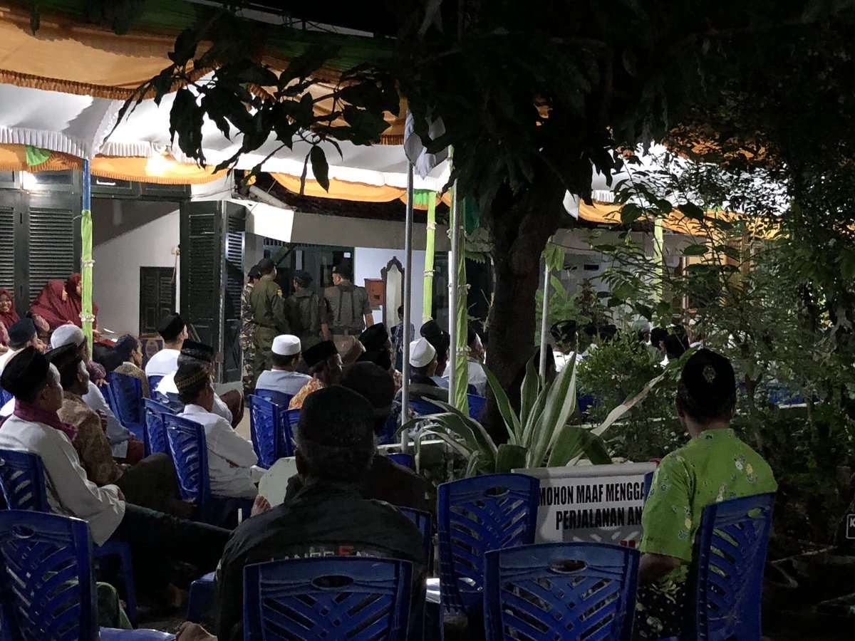 Ansor_Satu's tweet photo. Pengajian itu hobi Banser, Jon. Jaga pengajian itu bagian kecintaan Banser pd Islam, Jon. Kasih judul pengajian tp isinya cuma menista yg beda, ajak2 tegakkan khilafah, pasti berhadapan dengan Banser, Jon. Krn Banser cinta Islam, cinta Indonesia, Jon. Mumet? https://t.co/M1TPjkiTpk