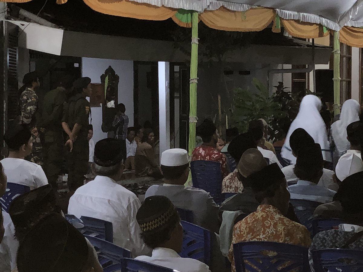 Ansor_Satu's tweet photo. Pengajian itu hobi Banser, Jon. Jaga pengajian itu bagian kecintaan Banser pd Islam, Jon. Kasih judul pengajian tp isinya cuma menista yg beda, ajak2 tegakkan khilafah, pasti berhadapan dengan Banser, Jon. Krn Banser cinta Islam, cinta Indonesia, Jon. Mumet? https://t.co/M1TPjkiTpk