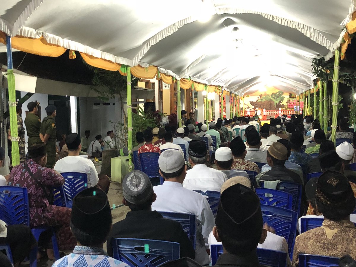 Ansor_Satu's tweet photo. Pengajian itu hobi Banser, Jon. Jaga pengajian itu bagian kecintaan Banser pd Islam, Jon. Kasih judul pengajian tp isinya cuma menista yg beda, ajak2 tegakkan khilafah, pasti berhadapan dengan Banser, Jon. Krn Banser cinta Islam, cinta Indonesia, Jon. Mumet? https://t.co/M1TPjkiTpk