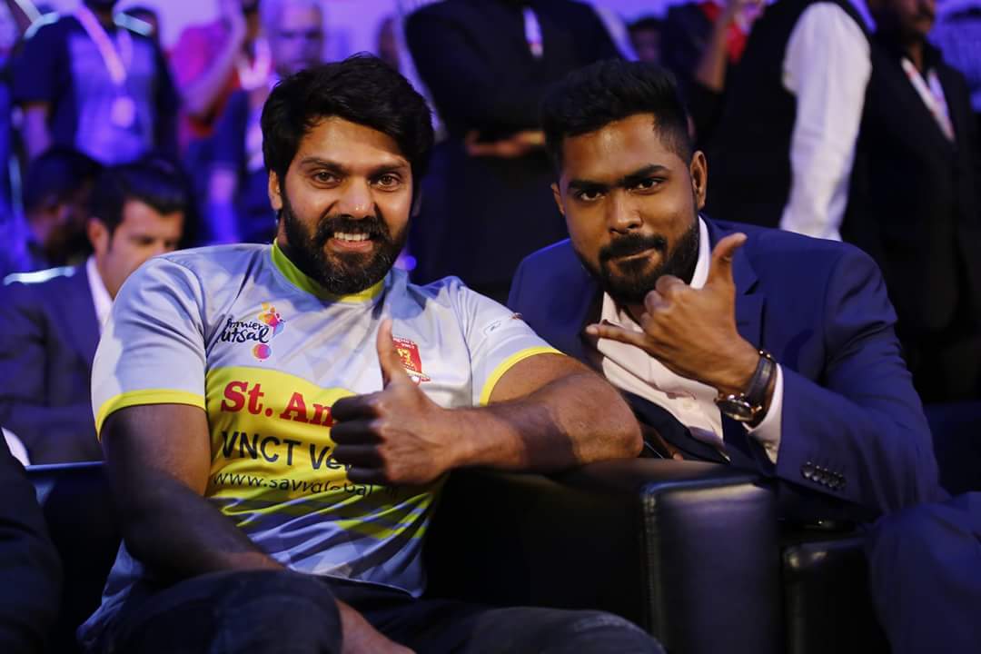 Managing director, Dinesh Raj, with the co-owner of Chennai Singhams, <a href="/arya_offl/">Arya</a>. #NaamHaiFutsal