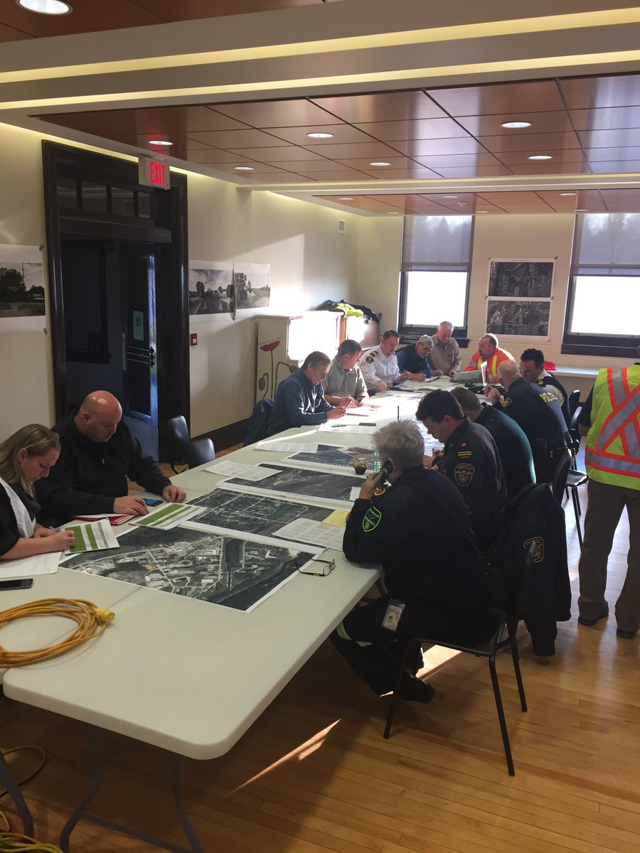 Cryaneddie's tweet photo. #NoFlood unfolding in #TrentHills - MECG in full swing in #EOC with info flying in from #SimCell - All working together for #EmergencyPreparedness in @North_County - @OPP_News @North_lndMedics @TrentHillsFD @OCEAPSAR1 #Health#SocialServices - Let's go chk out the Evac Centre https://t.co/IyQehNHeNA
