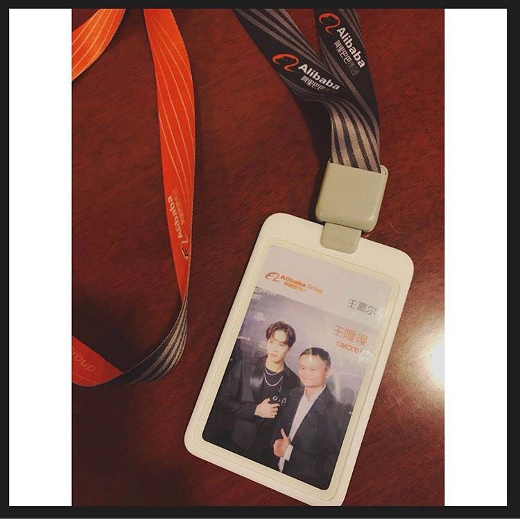 OnlySseunie's tweet photo. 171124 JacksonWang ins IG Updated(1/2): Alibaba 의 입사날 😂
阿里巴巴 正式入职 ❤️
Official Alibaba 🙌
Link: https://t.co/Bm9vxlaikB
#王嘉爾 #jacksonwang #jacksonwangcmo #잭슨 #Alibaba #Tmall #항상감사합니다 #谢谢 #blessed https://t.co/ySoSOsVm1u