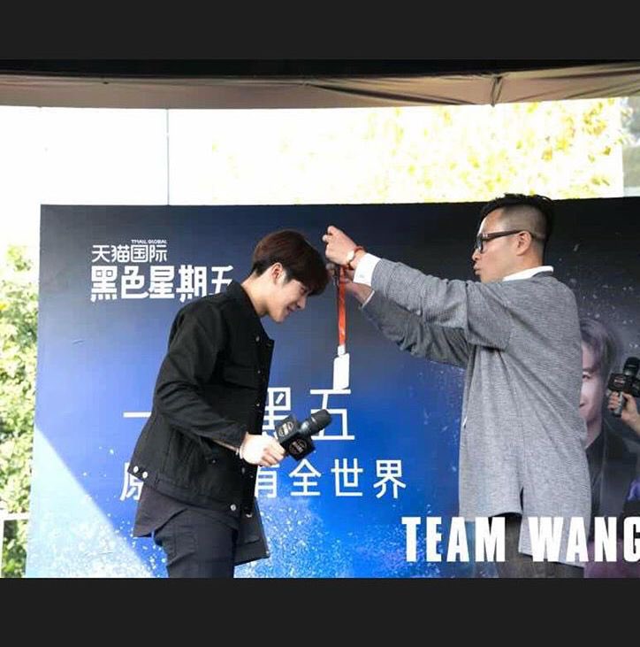 OnlySseunie's tweet photo. 171124 JacksonWang ins IG Updated(1/2): Alibaba 의 입사날 😂
阿里巴巴 正式入职 ❤️
Official Alibaba 🙌
Link: https://t.co/Bm9vxlaikB
#王嘉爾 #jacksonwang #jacksonwangcmo #잭슨 #Alibaba #Tmall #항상감사합니다 #谢谢 #blessed https://t.co/ySoSOsVm1u