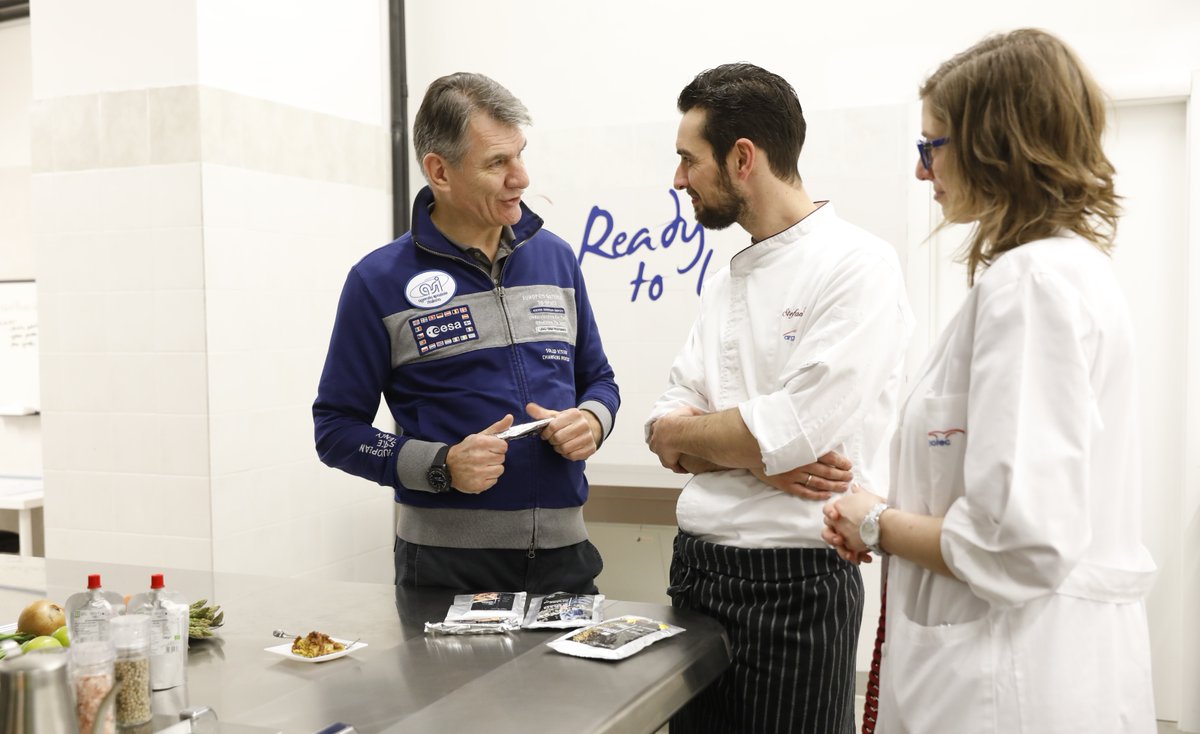 it_readytolunch's tweet photo. #SaveTheDate Domani atterreremo a Parigi! In occasione del X Anniversario dal 1^ banchetto spaziale #MadeInItaly, ReadyToLunch sarà tra i protagonisti della tavola rotonda sullo #spacefood dell' #AccedemiaDellaCucinaItaliana a Parigi! #MissioneVita https://t.co/XVyJ2mKvIj https://t.co/CKwFHdqBVs