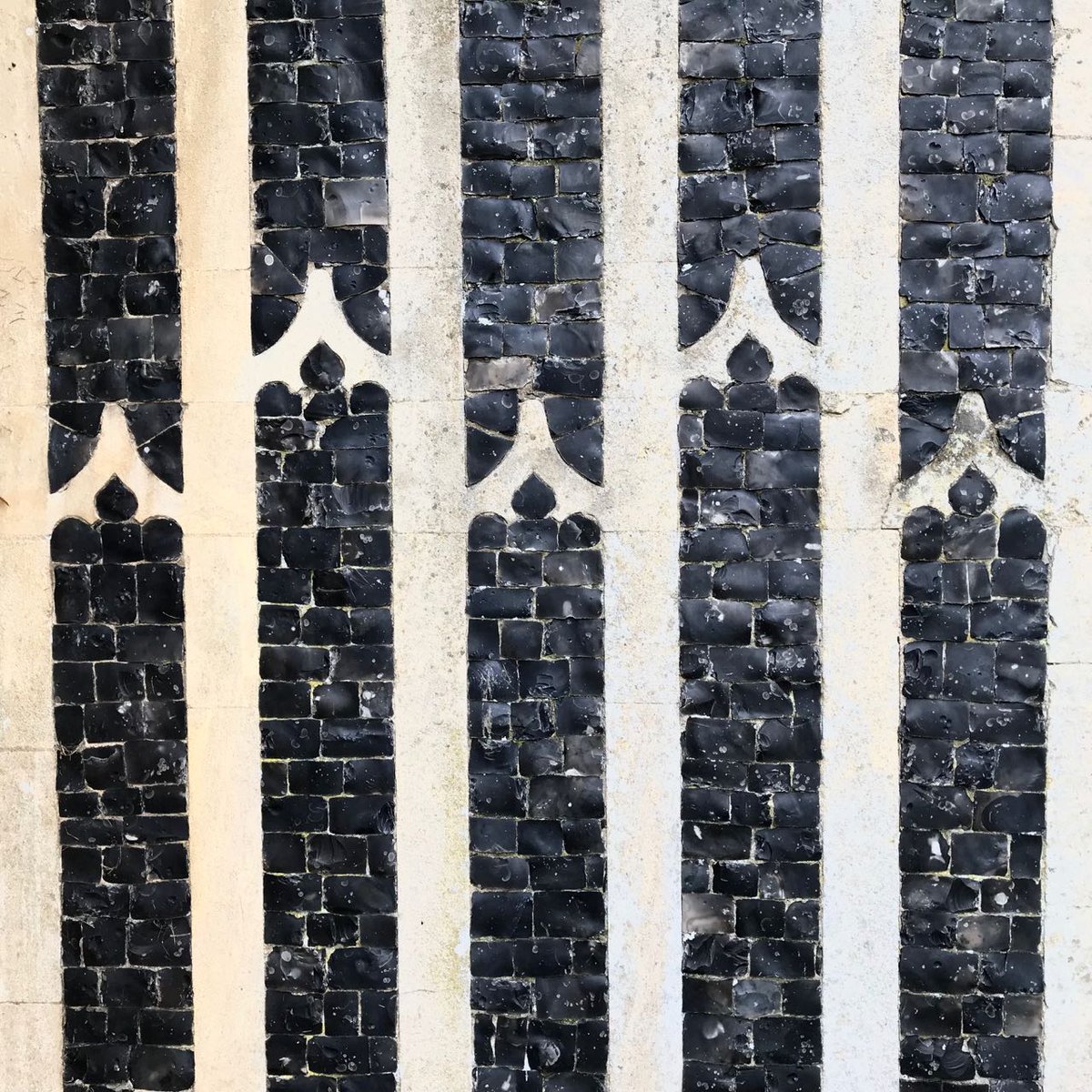 flintmancompany's tweet photo. Simple but effective flint flush work detail. Image 2/5 Suffolk research trip. #flushwork #suffolk #craftsmanship https://t.co/7qrNjh4bAL