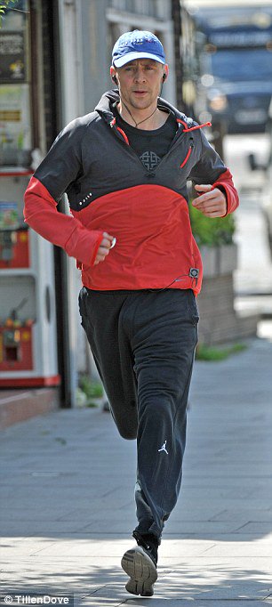TomTheNextLevel's tweet photo. #RunningFriday #TomHiddleston https://t.co/qQwBQZigIy